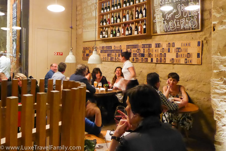 Le Bouchon bistro at the Mercer Hotel Barcelona full of people enjoying drinks and tapas.