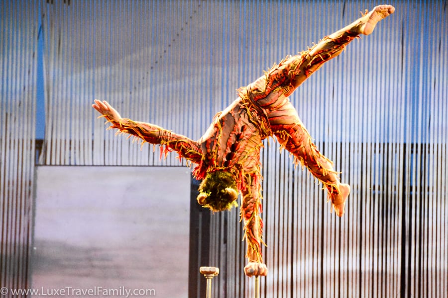 Cirque du Soleil Allavita performer balancing on one hand at Expo 2015