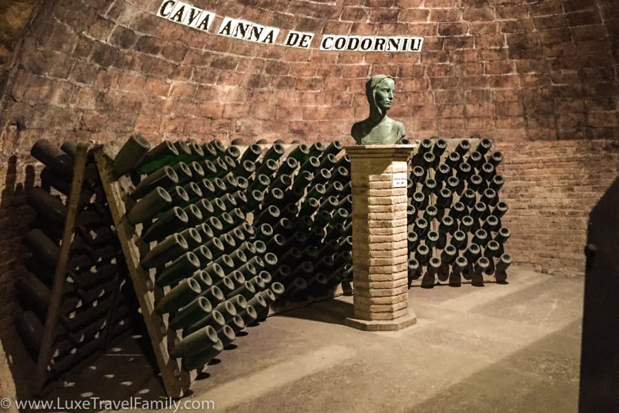 A sculpture of the torso of Anna de Codorníu on a brick pedestal