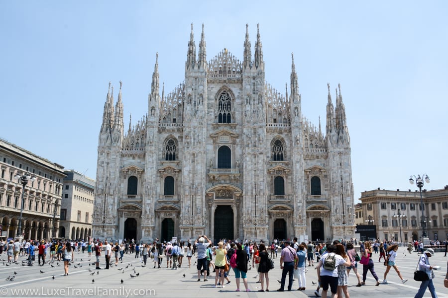 The Duomo di Milano surrounded by tourists.