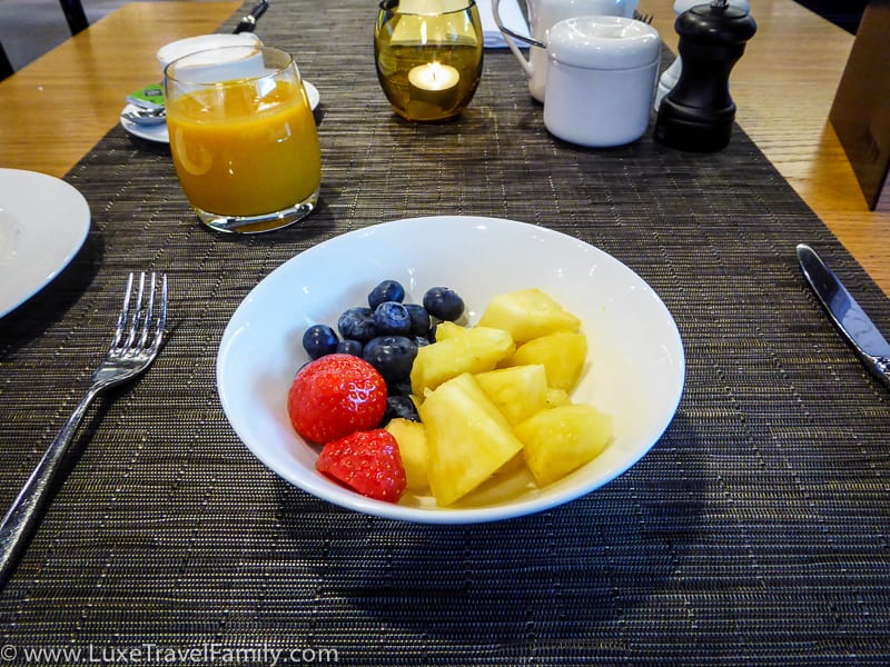 Lufthansa A330-300 First Class Lounge Munich fruit bowl