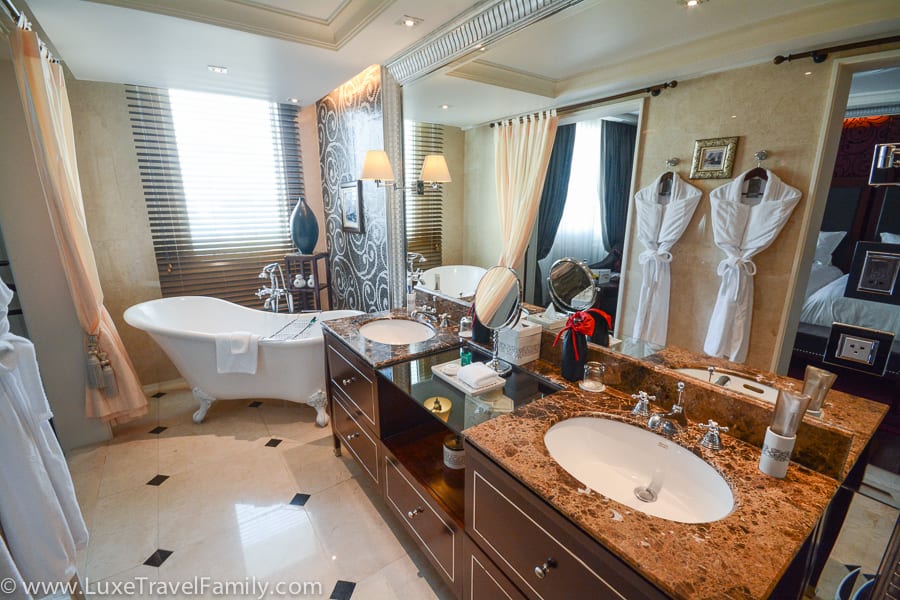 Hotel Metropole Hanoi Club Floor bathroom