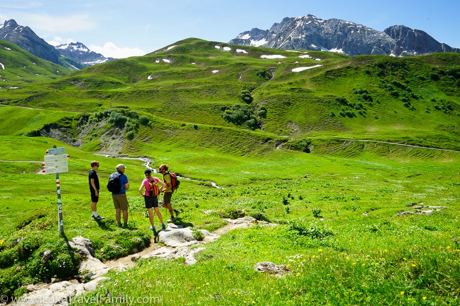 Family hiking in Lech gentle trail