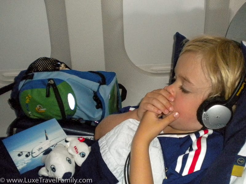 How to Deal With Jet Lag When You're Traveling With Kids