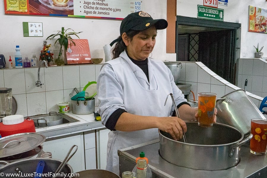 Fresh juice Mercado San Francisco Quito with kids